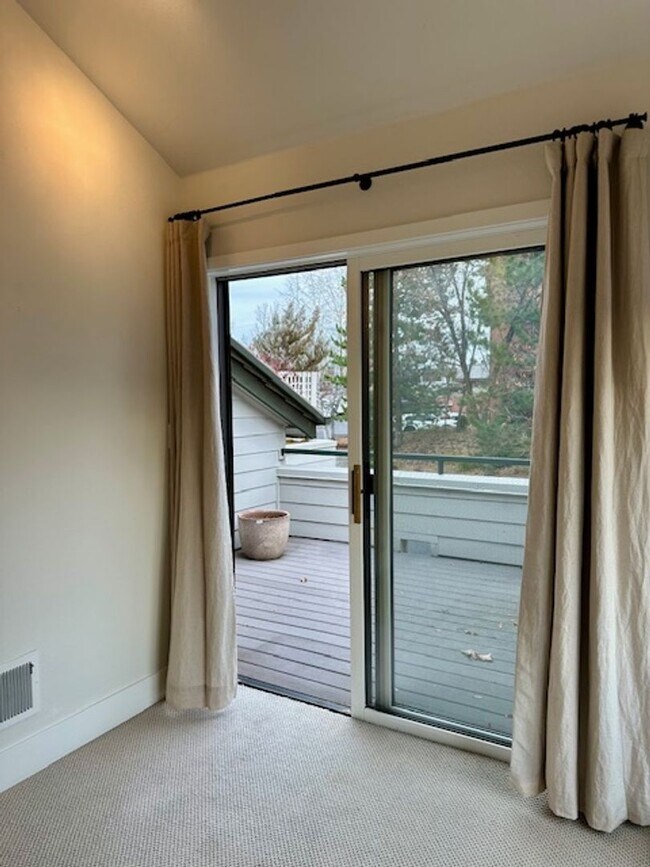 Building Photo - Riverfront Gated 2 Bedroom Luxury Condo!!