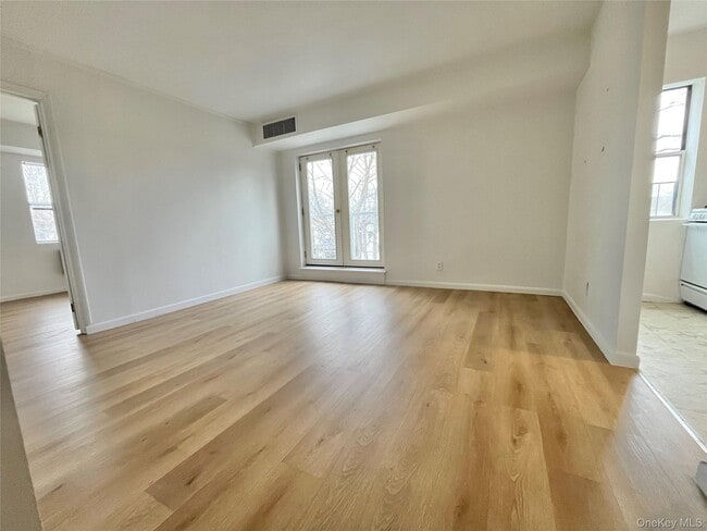 Building Photo - 501 N Barry Ave