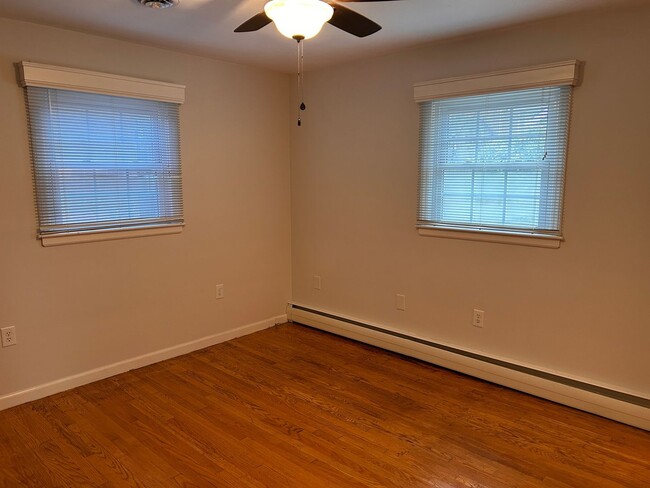 Building Photo - Lovely 3 BR home with garage, Convenient t...