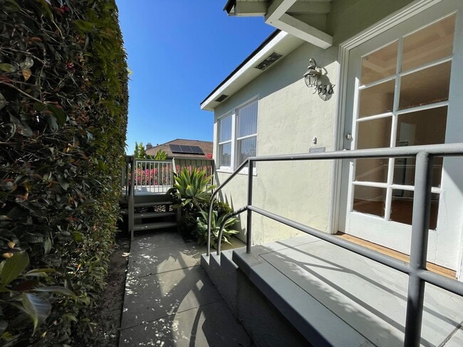 Building Photo - 3538 State St