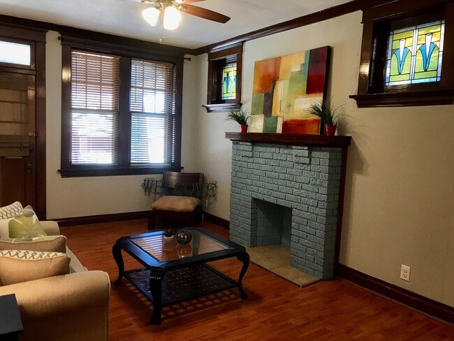 Building Photo - lovely renovated home