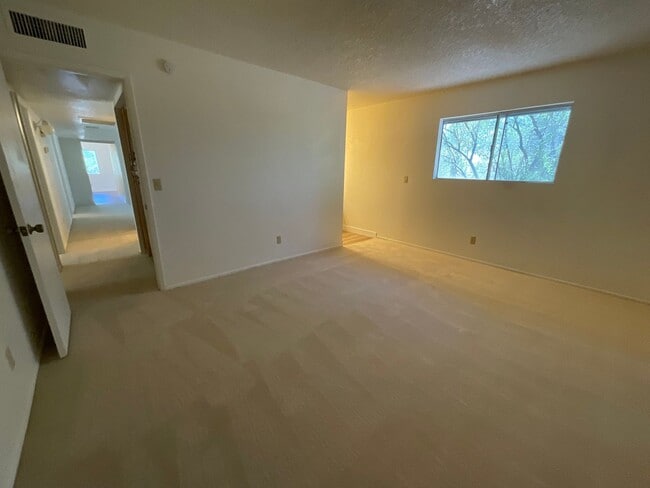 Building Photo - Great Northwest location Magee & La Canada