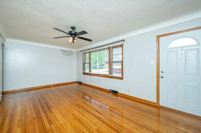 Building Photo - Come Home to Urbandale!