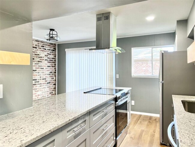 Building Photo - 3125 Colonial Way