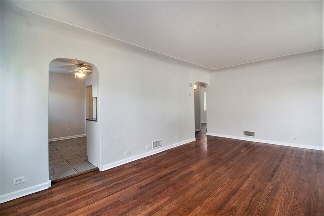 Building Photo - Single-Family 4 Bedroom 2 Bathroom Home in Englewood