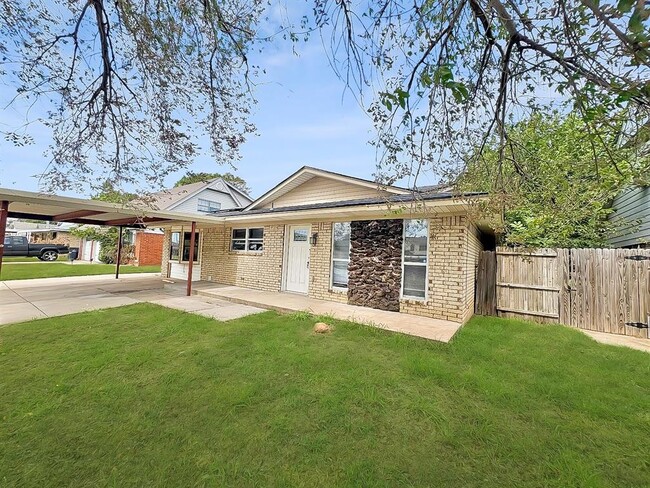 Building Photo - 6707 NW Compass Dr