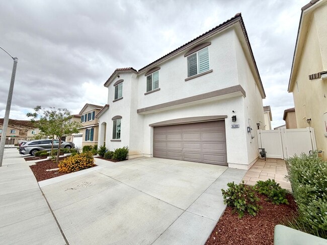Building Photo - Modern 5 Bedroom 3 Bathroom Home in Tierra Del Sol with INCLUDED Solar & Low-Maintenance Living