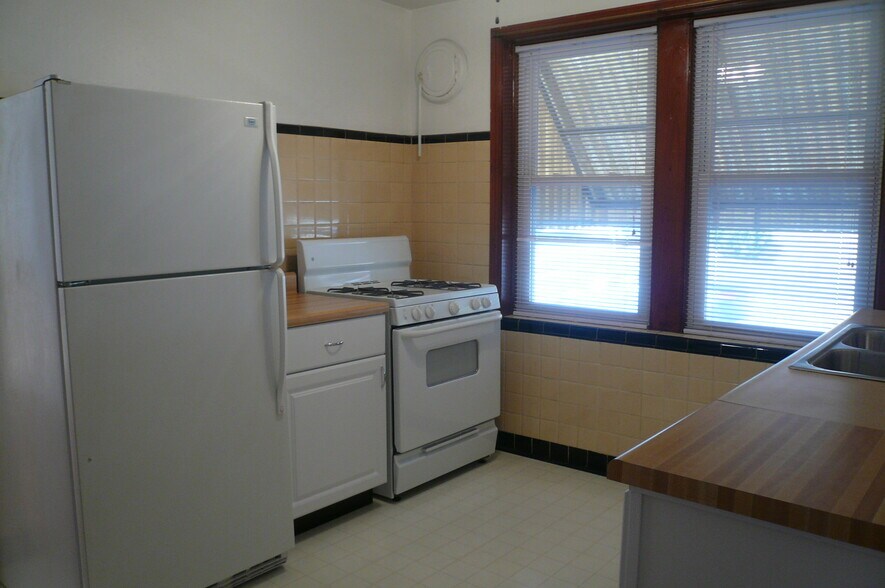 Building Photo - 5747 Devonshire Ave