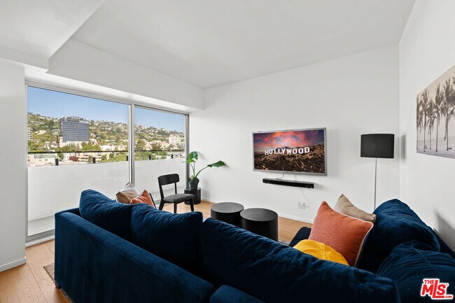 Building Photo - 838 N Doheny Dr