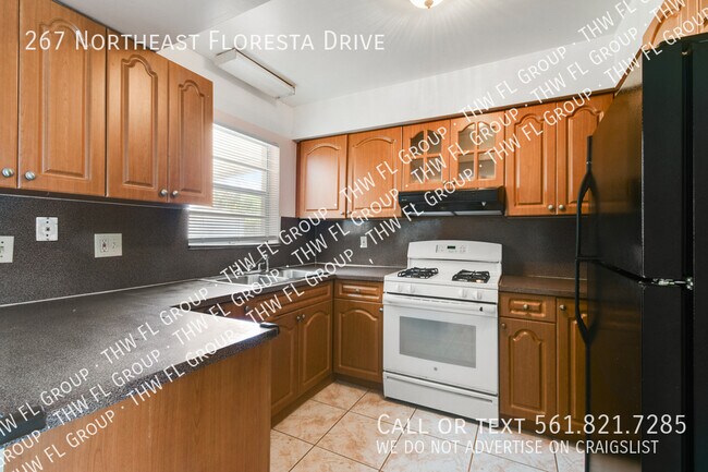 Building Photo - 267 NE Floresta Dr