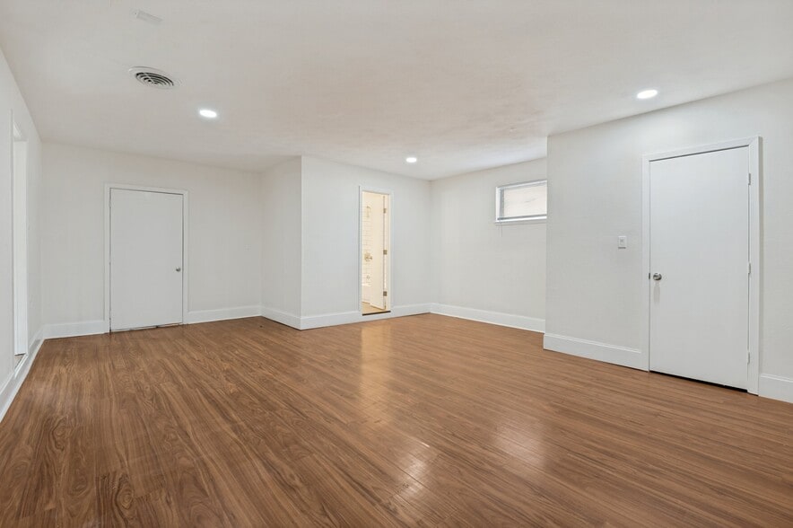 Building Photo - 1818 Highland Dr
