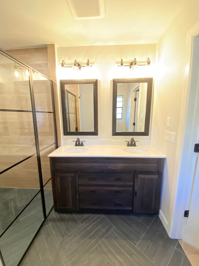 Building Photo - 471 W 67th St