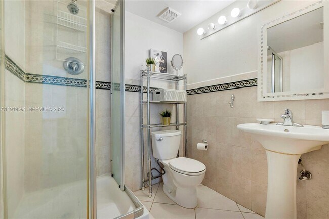 Building Photo - 1155 Brickell Bay Dr