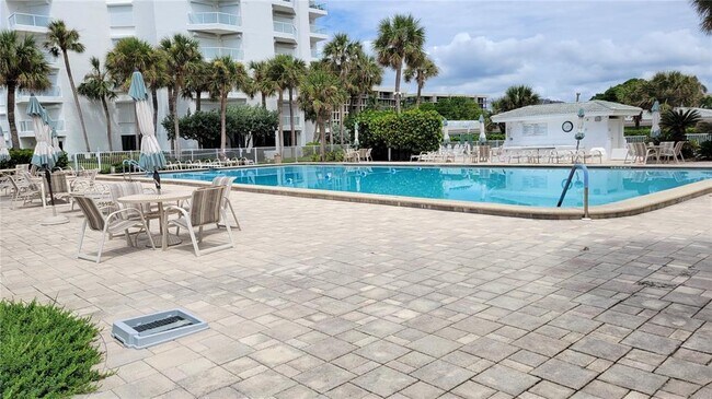 Building Photo - 1000 Longboat Club Rd