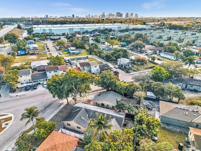 Building Photo - 2512 NW 9th Pl