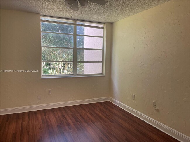 Building Photo - 9495 Evergreen Pl