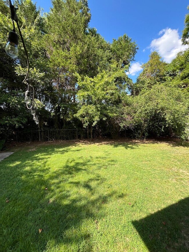 Building Photo - 4 bedrooms and 2 bath home, mature neighborhood, garage, well built and clean