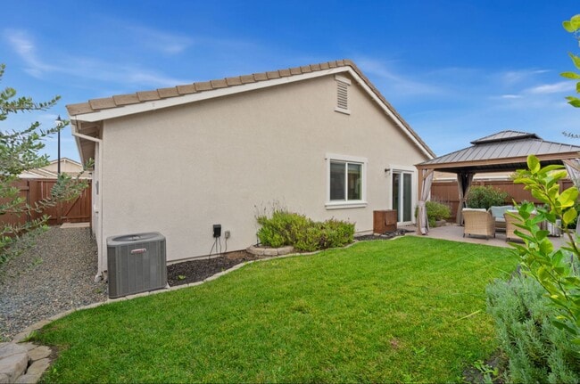 Building Photo - **Welcome Home to Your Dream Residence in Roseville!**