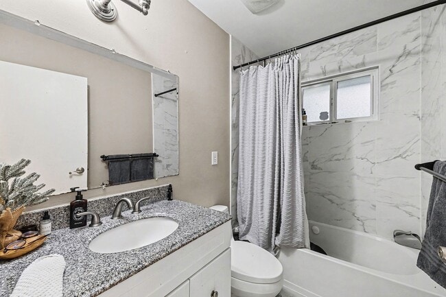 Building Photo - Charming 3-Bedroom Single-Family Home in Bellevue - $3,600!!