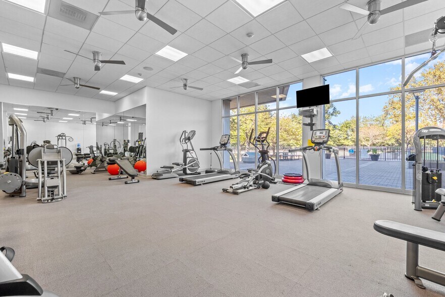 Building Photo - 655 Riverside Dr