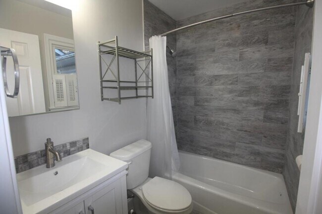 Building Photo - 9944 Murnane St