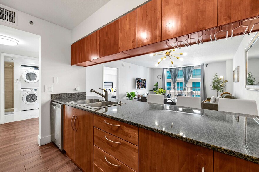 Building Photo - 1200 Brickell Bay Dr