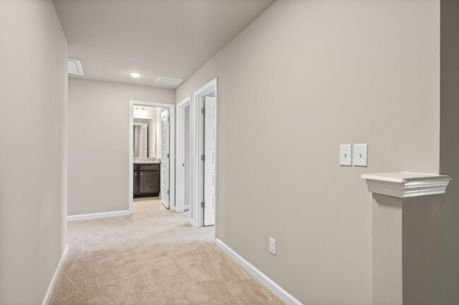 Building Photo - Modern 3 bed 2.5 Bath Town Home in Oakwood...