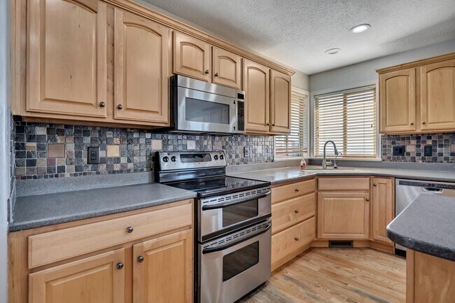 Building Photo - 8913 N Pine Hollow Dr