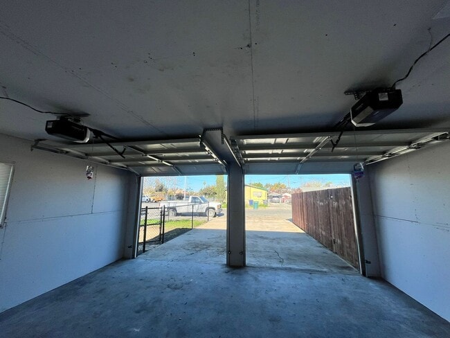 Building Photo - 840 S F St