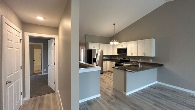 Building Photo - 4 Bedroom Townhome