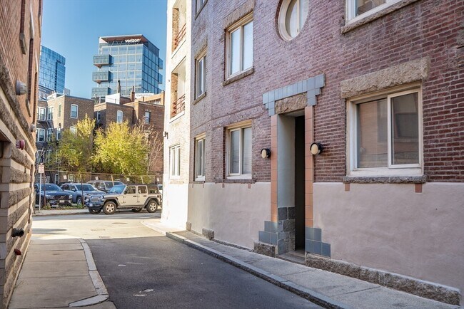 Building Photo - 19 Wiget St