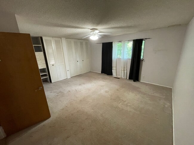 Building Photo - Paradise Oasis-3 bed 2 bath home, Back yard, covered deck, garage, no cats