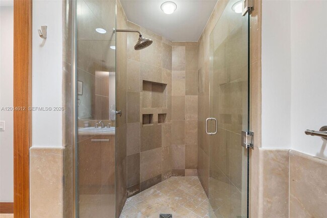 Building Photo - 5959 Collins Ave