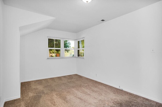 Building Photo - Stunning Northridge 4+2 Single Family House