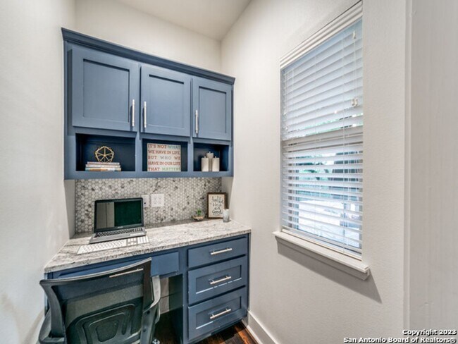 Building Photo - 5 Bedroom/3.5 Bathroom Home in the Ensenad...