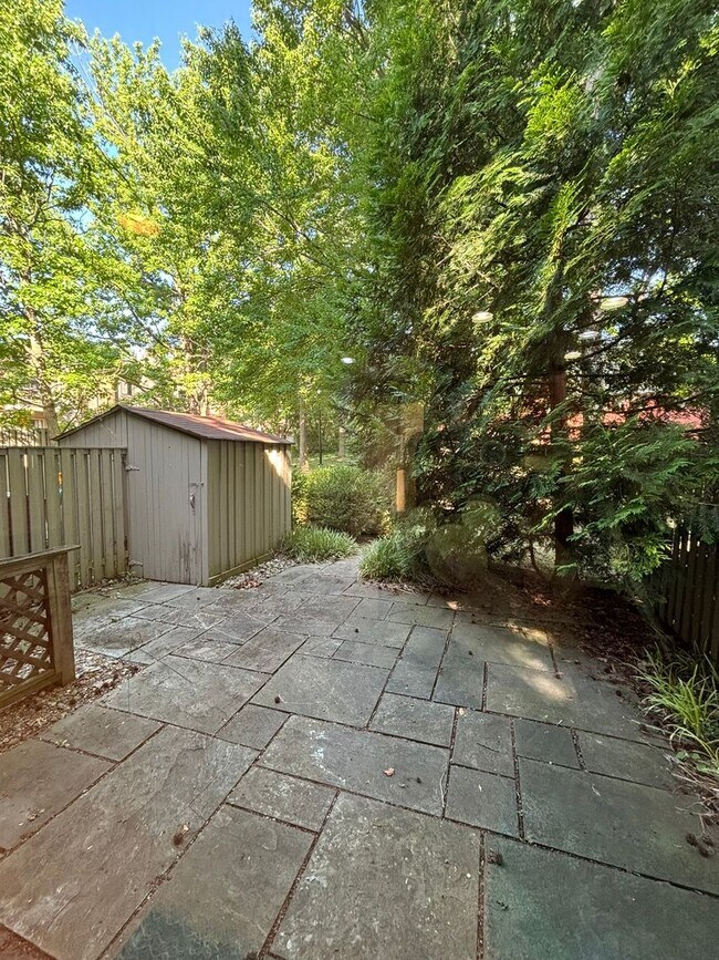 Building Photo - Adorable 1 bedroom 1.5. bath end unit townhouse in Annapolis