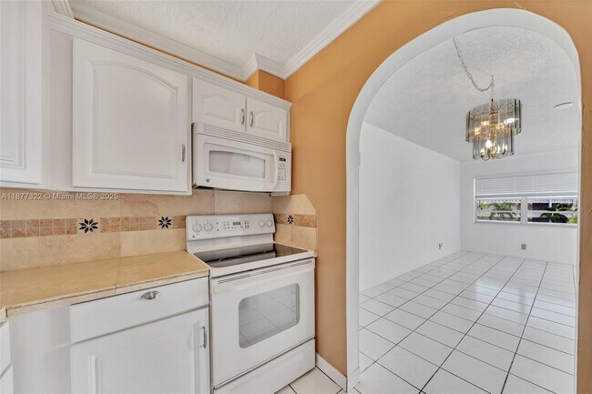 Building Photo - 751 Pine Dr
