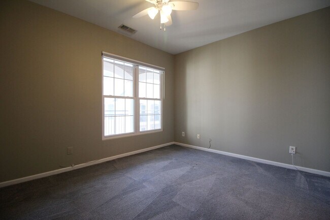 Building Photo - 2/2.5 Bath Condo in Sterling!