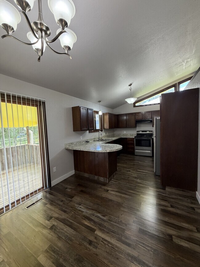 Building Photo - 181 Erickson Ct E