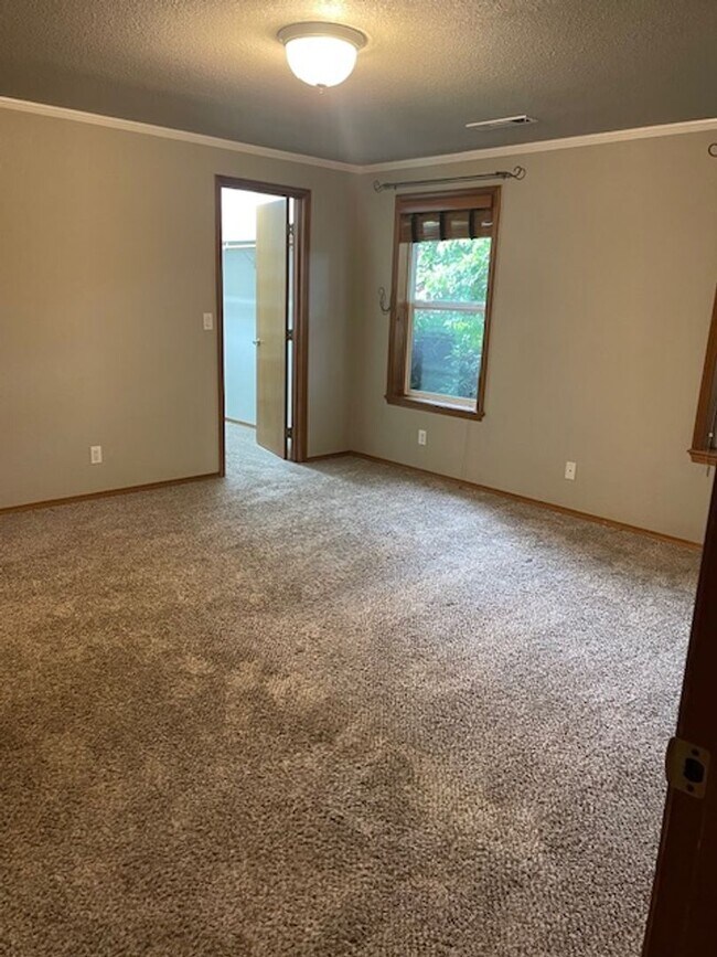 Building Photo - Quiet Peaceful 3 bedroom 2 bath Single Level home located in Central Point