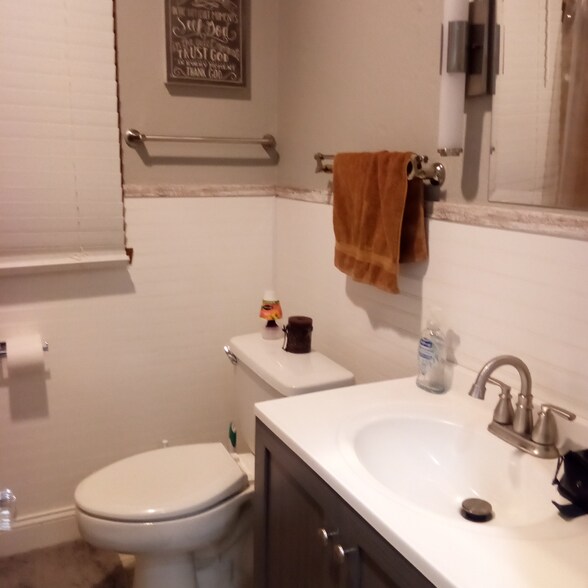 Building Photo - 1031 College St N