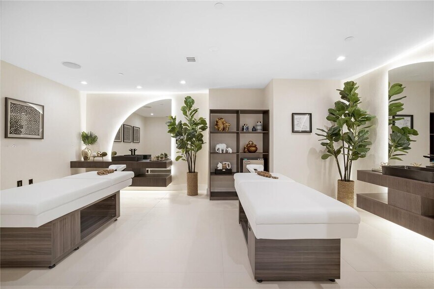 Building Photo - 15901 Collins Ave