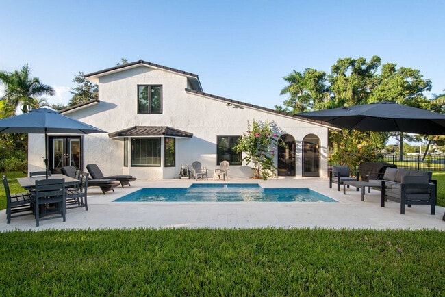 Building Photo - 612 Montezuma Dr