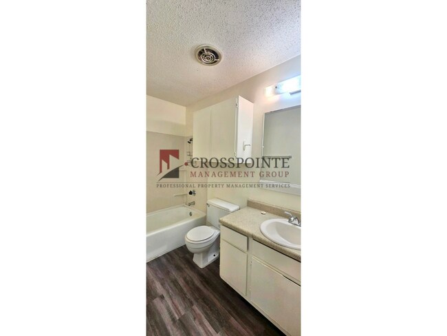 Building Photo - Tour Today! 3 Bedroom, 2 Bathroom Unit!