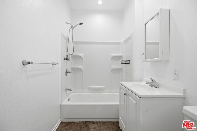 Building Photo - 171 E 35th St