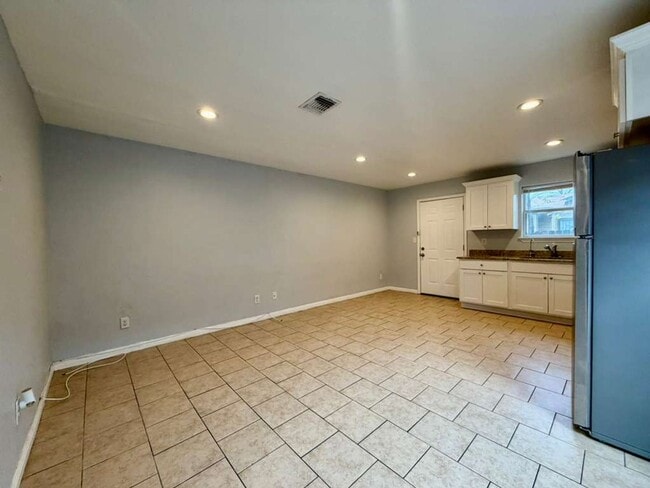 Building Photo - 3107 W Travis St