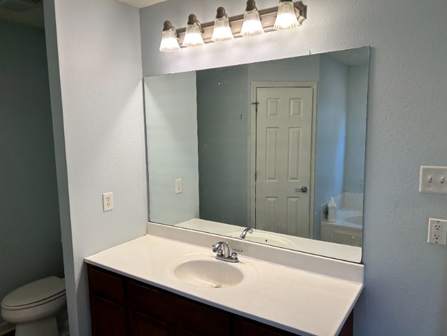 Building Photo - 13480 Alexis Dr