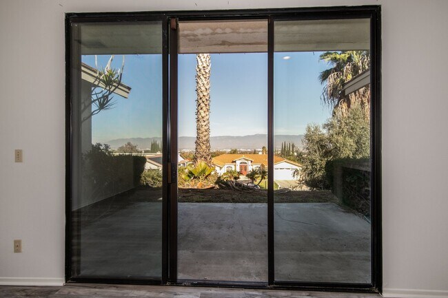 Building Photo - Spacious 4 Bedroom 3.5 Baths with Views!!