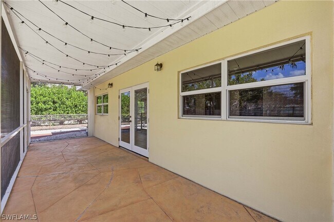 Building Photo - 1377 11th Ct N