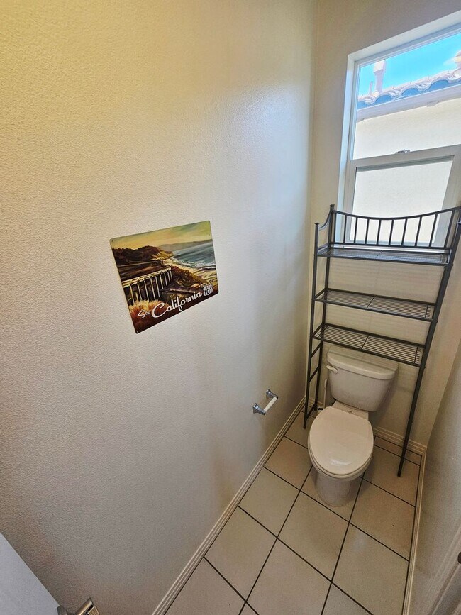 Building Photo - Gorgeous Stand Alone Town Home / Rolling Hills Golf Club is your Back Yard